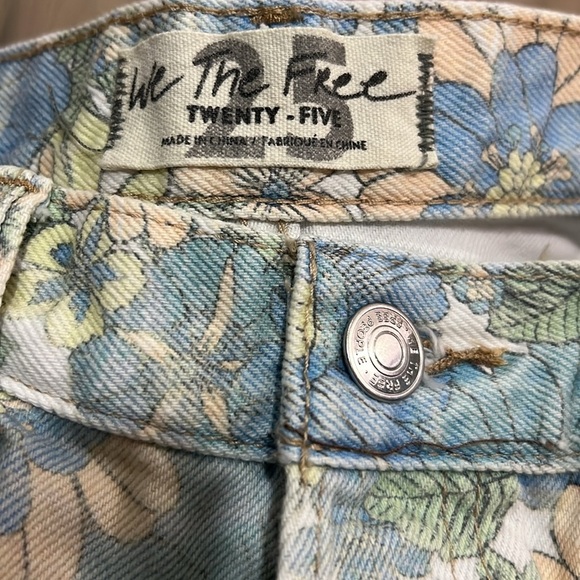 We The Free People Shorts Jean Distressed Flower Floral Loving Good Vibrations - Picture 8 of 10